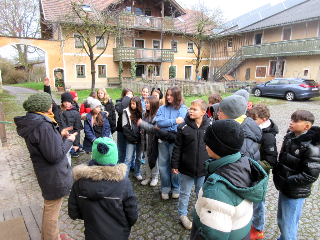 Gruppe Kinder mit Bäurin