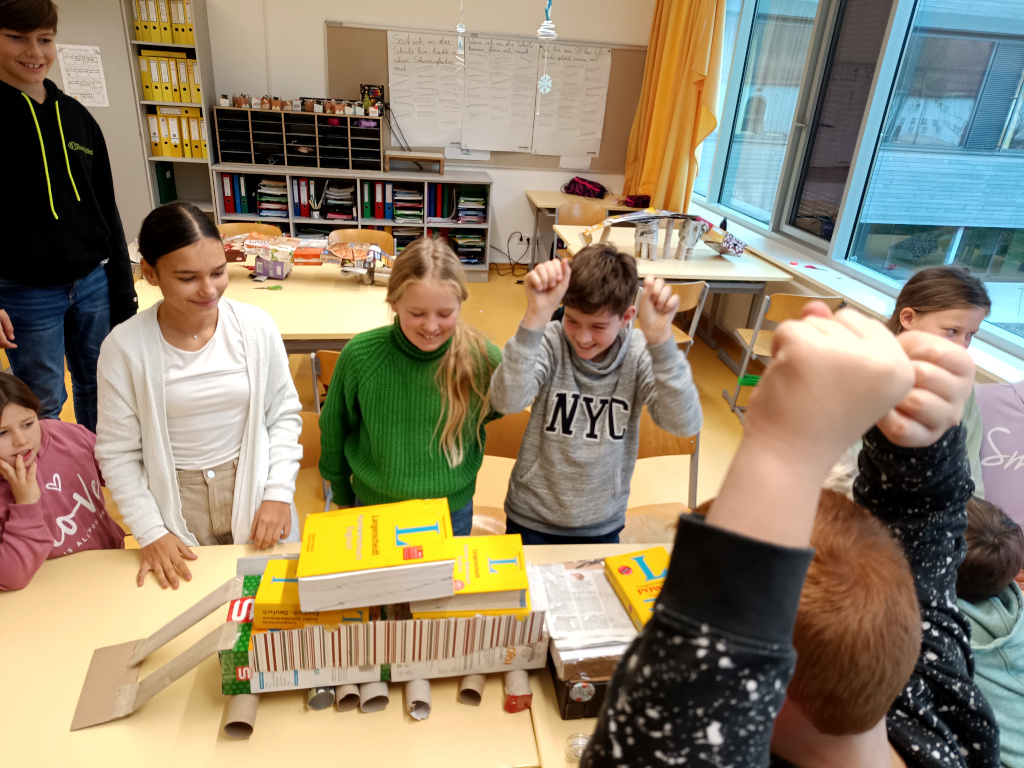 Kinder mit einer Brücke