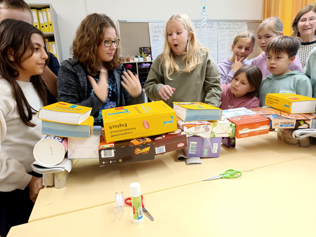 Kinder mit einer Brücke