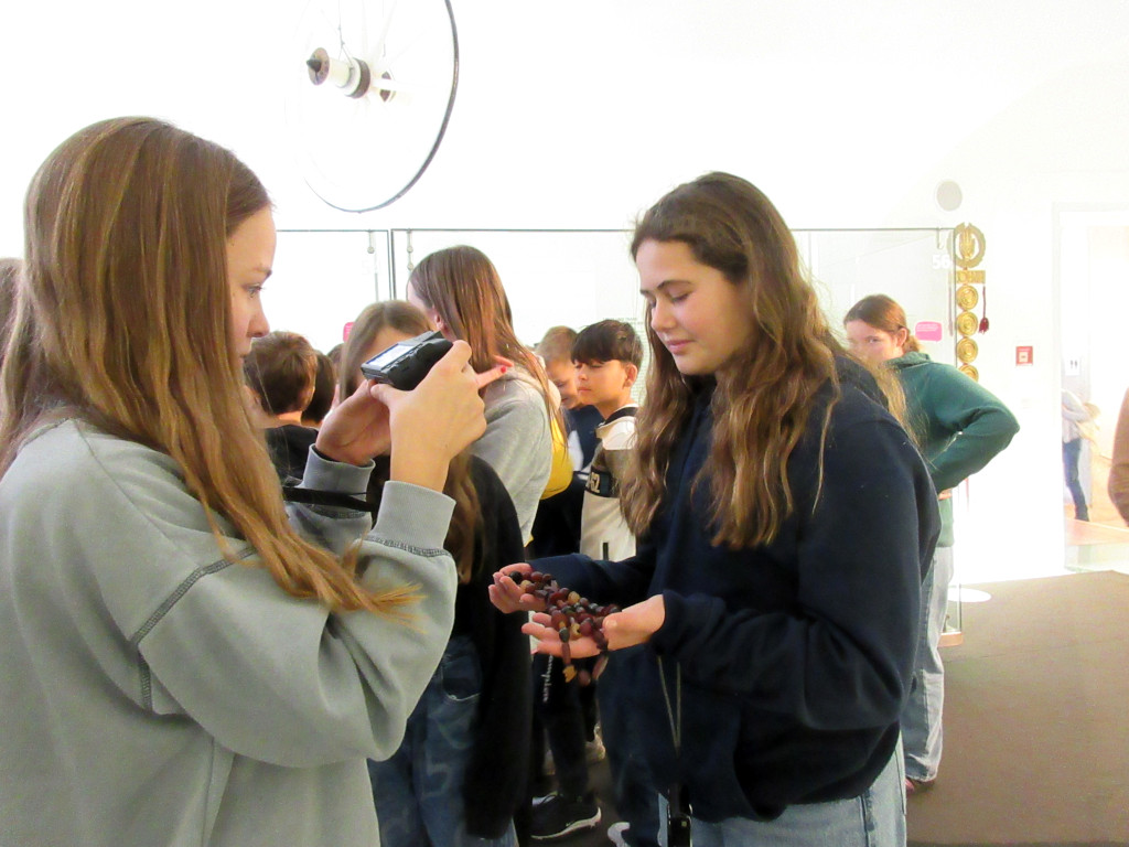 Kindergruppe im Museum