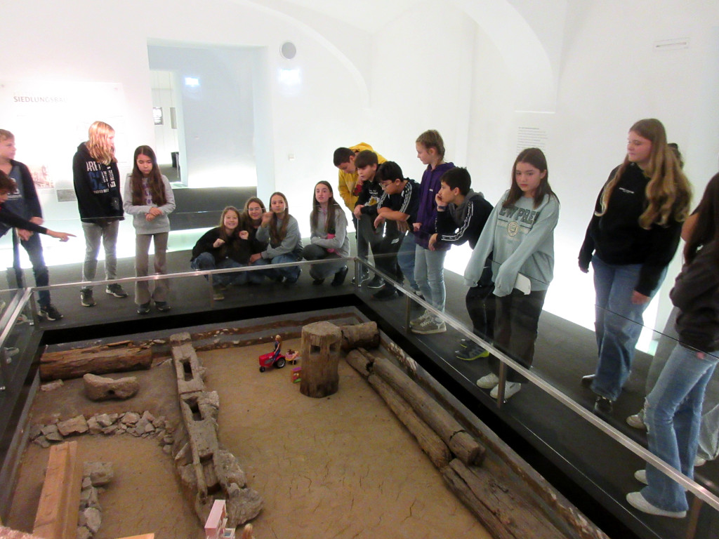 Kindergruppe im Museum