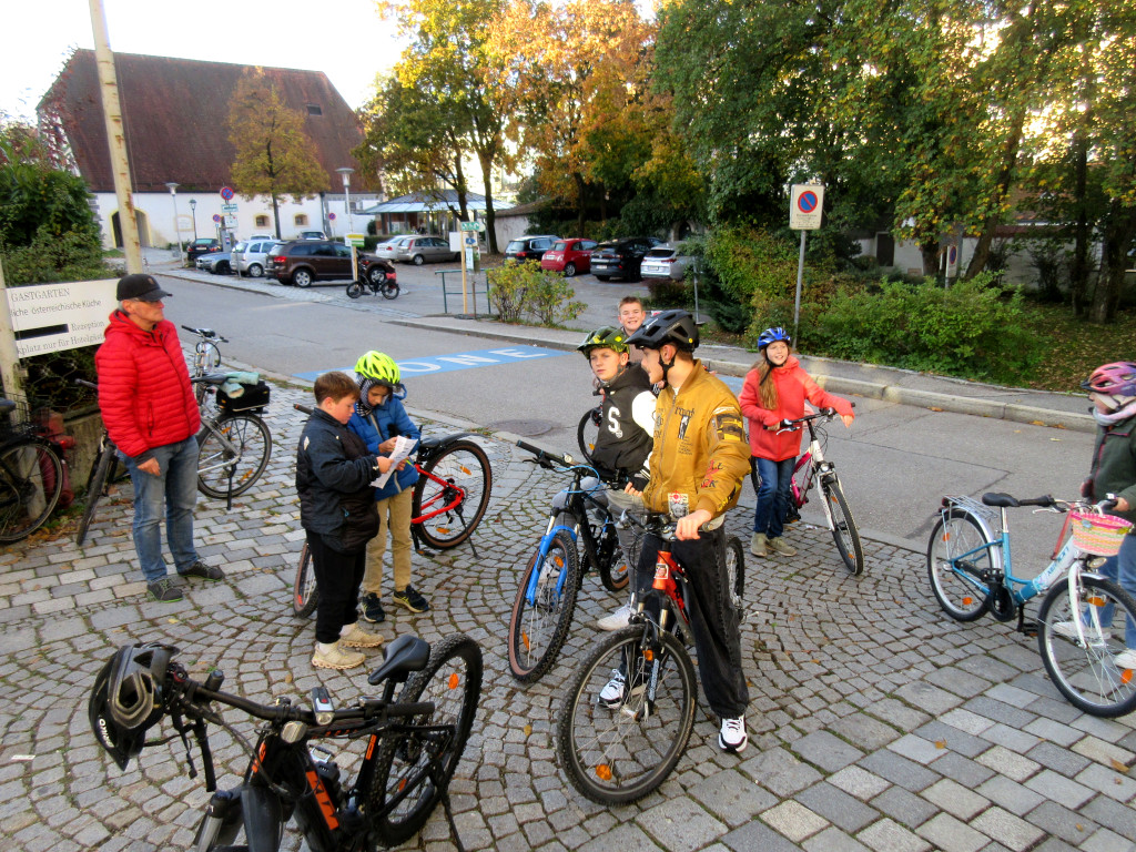 Schülerinnen mit dem Fahrrad unterwegs