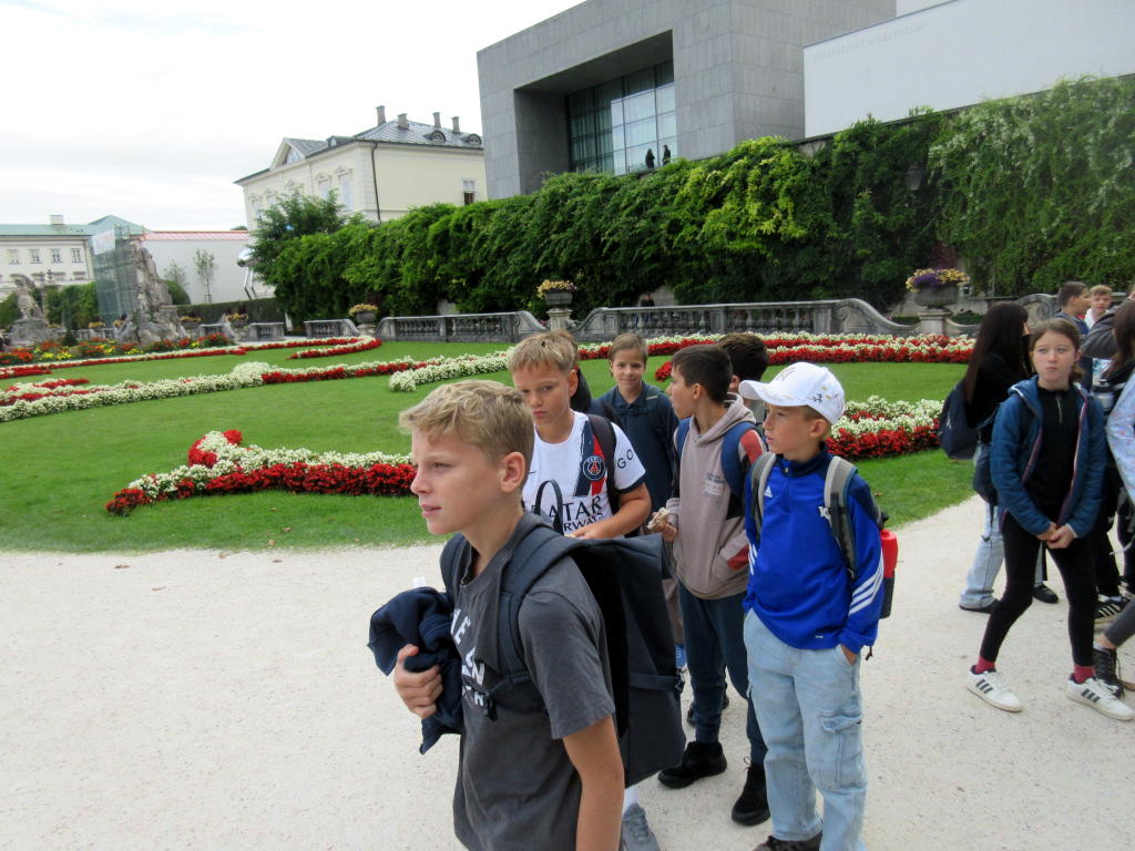 Mehrere Schüler im Mirabellgarten