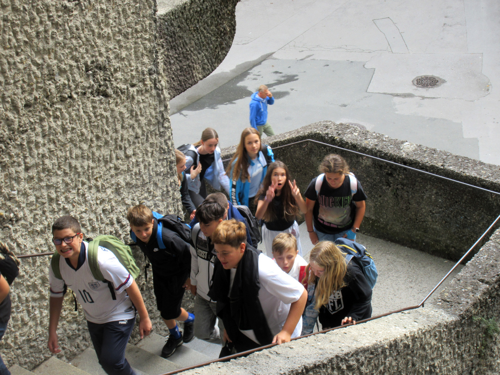 Mehrere Schüler:innen gehen die Stufen hinauf